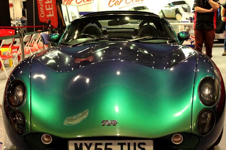 Voiture TVR avec un capot allant du vert pomme au bleu nuit