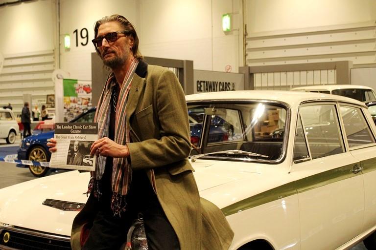 Portrait de Nick Reynolds devant la voiture conduite par son père Bruce lors du Great Train Robbery