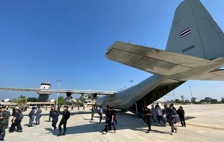 Transport de troupes de l’armée thaïlandaise avec journalistes