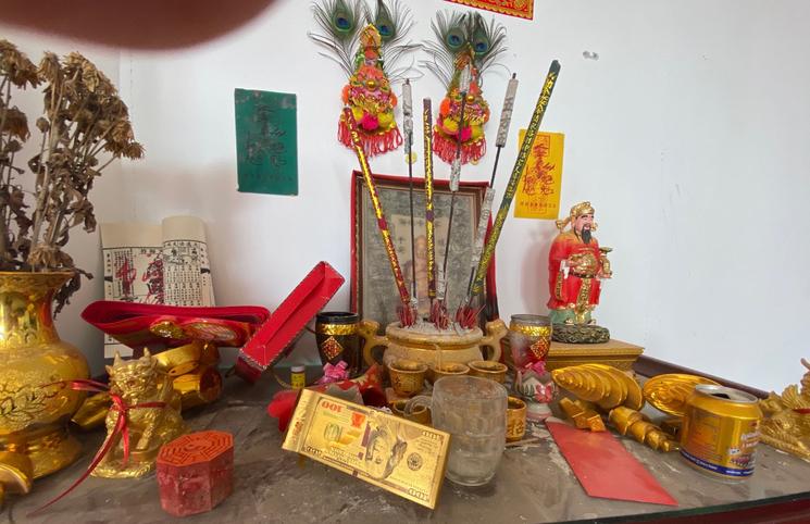 Dollars sur un autel chinois