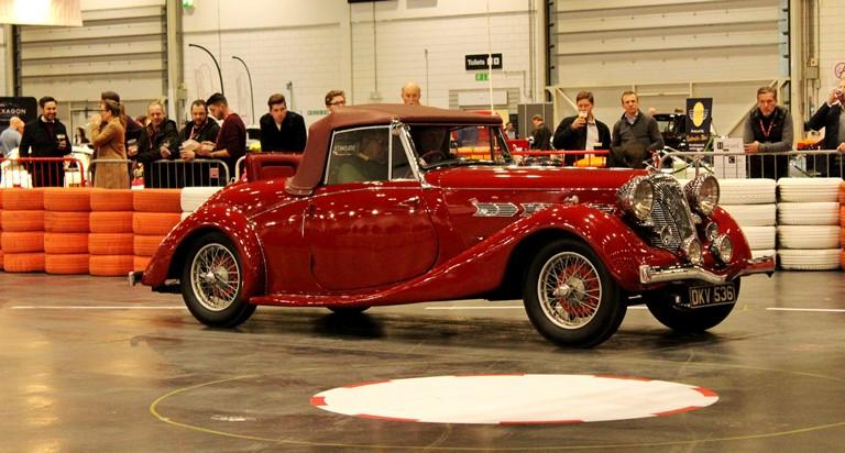 Voiture ancienne rouge