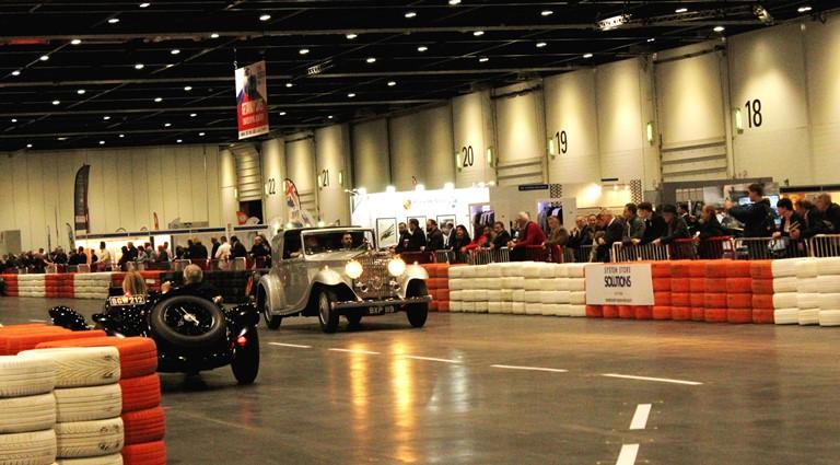 Deux voitures anciennes se croisant 