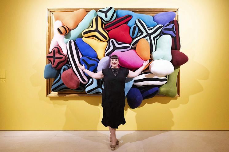 Joana Vasconcelos au Musée Picasso de Malaga, à côté de son œuvre « Gestalt » Photo : Laura M. Lombardía  © Musée Picasso de Malaga