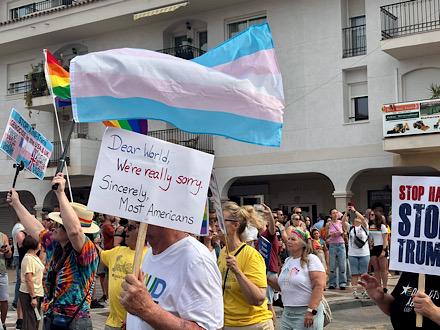 torremolinos, un carrefour international : quelques pancartes montrant la diversité de pays présents.