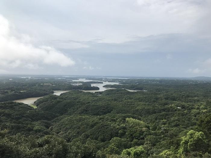 vue sur la baie d'ago depuis le haut du parc