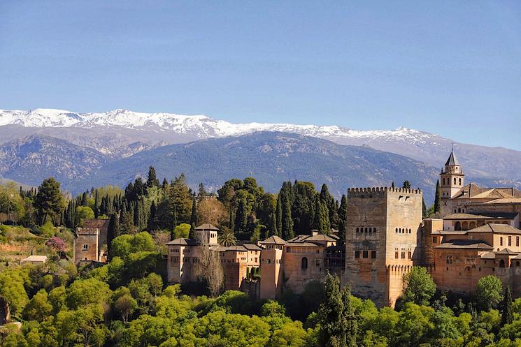 Grenade, l'Alhambra et la Sierra Nevada enneigée 