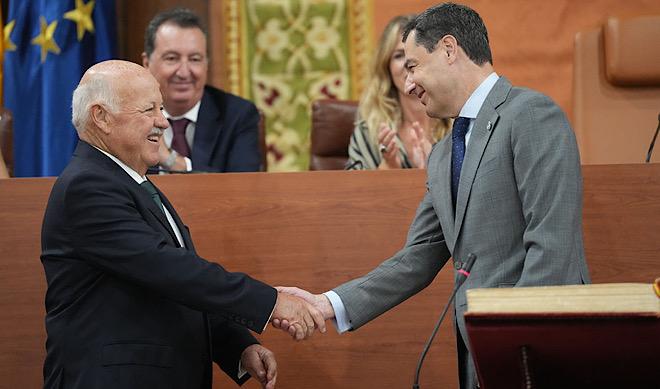 Le président sortant de la Junta, Juanma Moreno, félicite Jesús Aguirre après son élection à la présidence du Parlement d'Andalousie pour la XIIIe législature