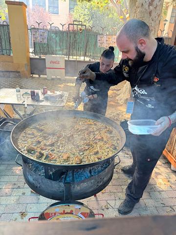 Photo paella : Le chef David García en pleine préparation de sa célèbre paella.