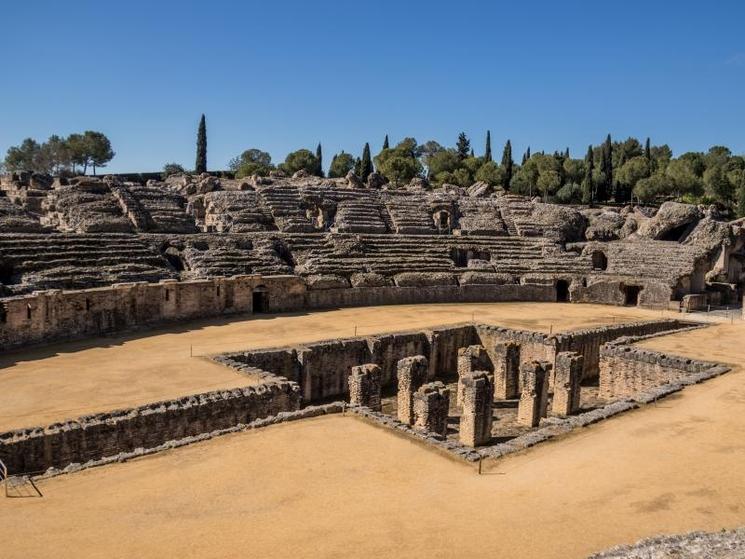 L'un des plus vastes de l'Empire romain, l'amphithéâtre témoigne du prestigieux passé antique de la région. CC / Turismo de la Provincia de Sevilla — Libre de droits