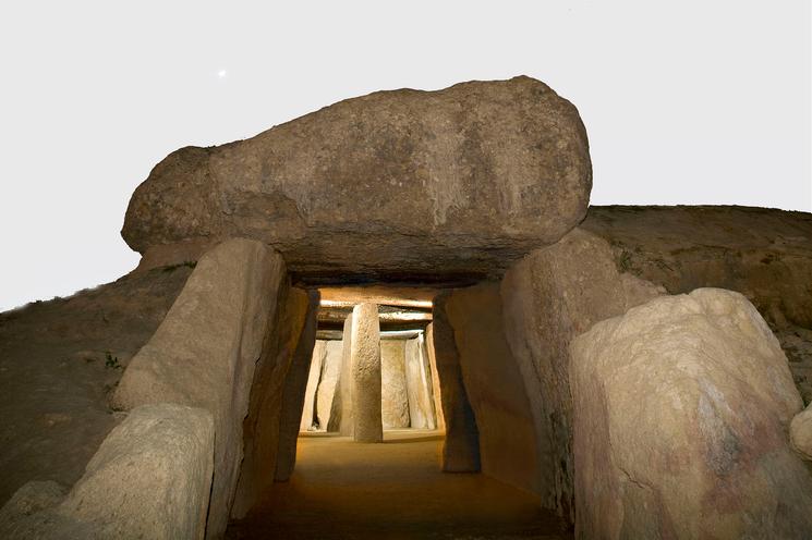 Dolmen de Menga, classé au patrimoine mondial de l'UNESCO. (https://www.museosdeandalucia.es/web/conjuntoarqueologicodolmenesdeantequera/-/dolmen-de-menga-cueva-de-menga)