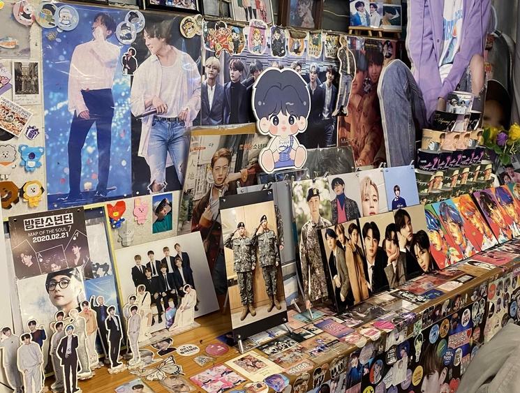 L'intérieur du restaurant, du sol au plafond, est décoré à l'effigie des membres de BTS.