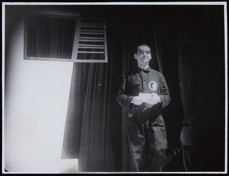 Federico García Lorca lisant un de ses textes pour une représentation avec sa compagnie de théâtre La Barraca. (Museo Reina Sofia)
