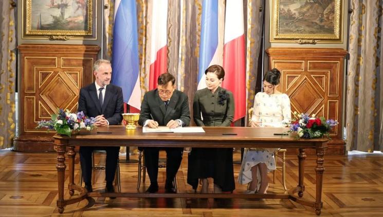 Le roi Rama X avec le maire de Paris 