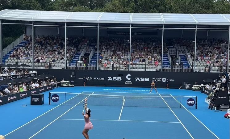 femmes jouant au tennis