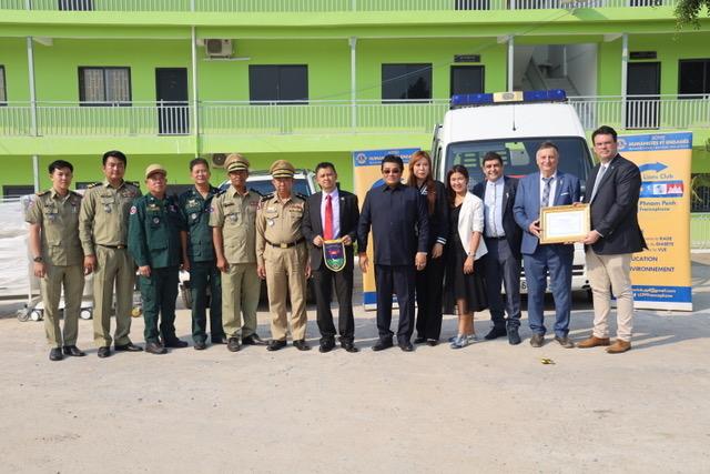 Les autorités pénitentiaires et le lions club. Au centre avec le fanion LIONS M Le général NUTH Savana (direction générale du système carcéral cambodgien) 