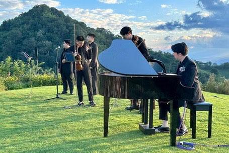 Concert le long du train Blue Jasmine Thaïlande 