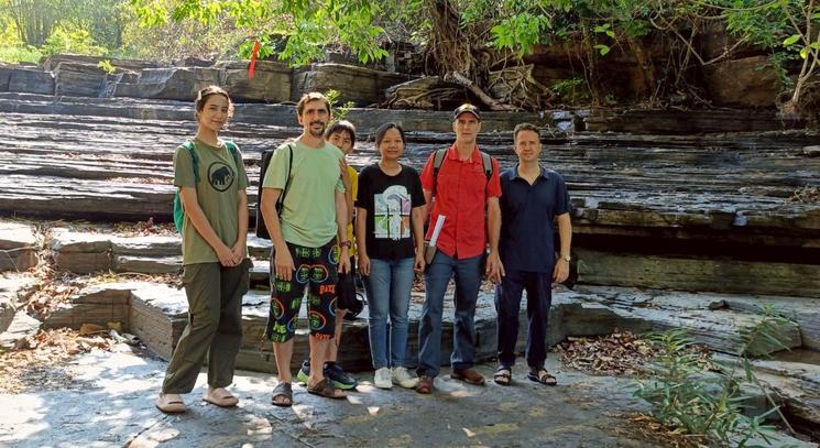 La famille Liard en équipe sur le terrain avec d’autres chercheurs