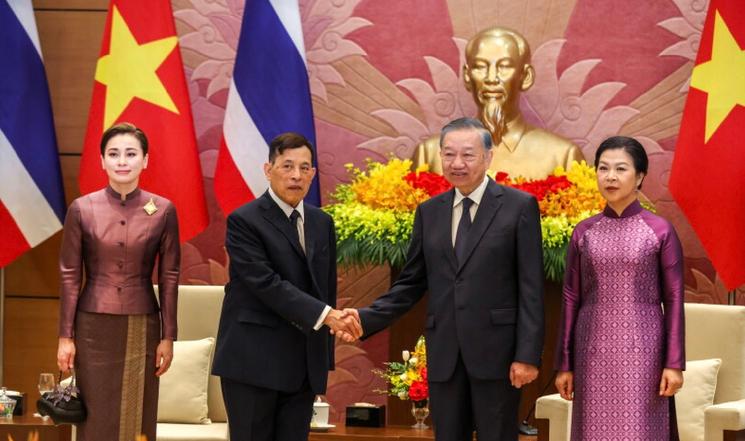 Couple royal thaï accueilli par couple présidentiel Vietnam 