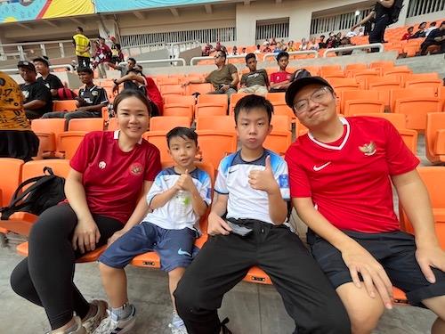 Edmond et sa famille sont venus de Bogor pour assister au match Nouvelle-Calédonie / Angleterre.  