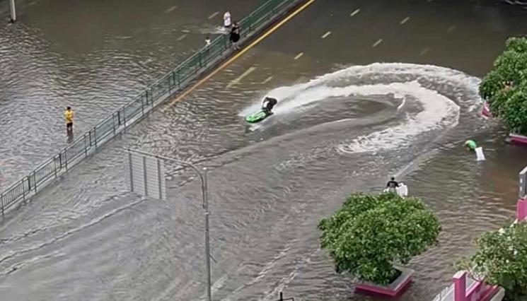 Jet-ski dans les inondations Bangkok 