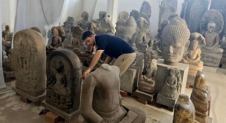 Nicolas Revire au milieu d’objets d’art khmer 
