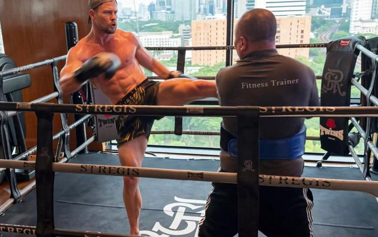 Acteur s’entraîne boxe thaï 