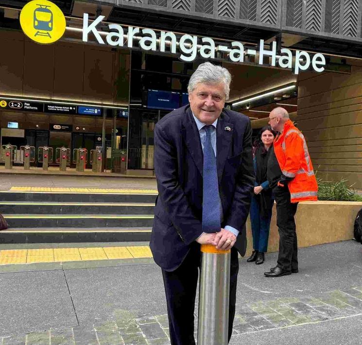 Ministre Forissier pausant devant la gare de K-road