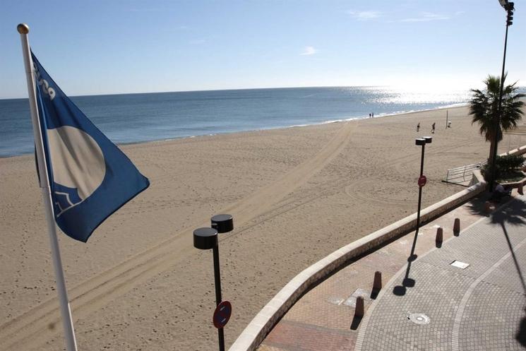 Pavillon bleu sur une plage en Andalousie