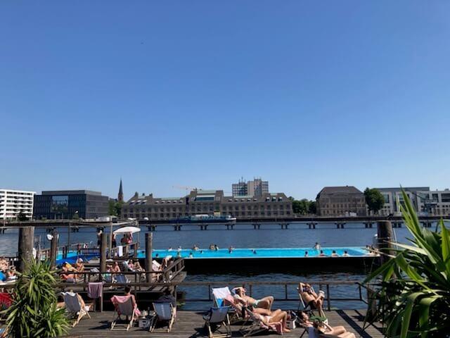 Terrasse de la piscine Arena