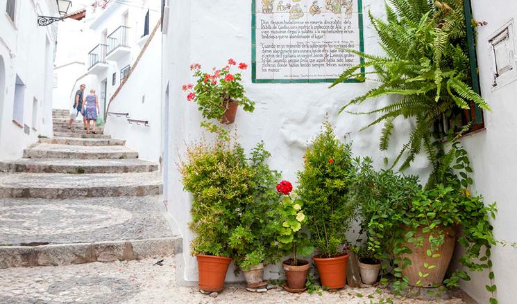 Deux touristes dans une rue de Frigiliana