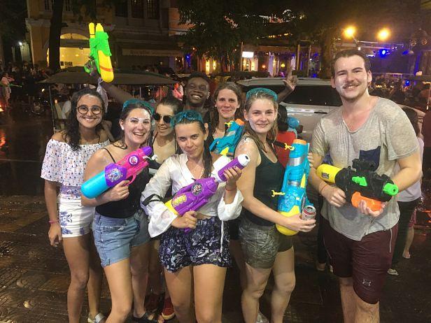 cambodge-actualité-nouvelan-fête-batailled'eau-pistolets-amis-soirée