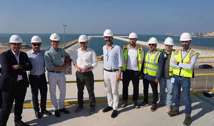 Le président de la Junta de Andalucía, Juanma Moreno, avec le reste des autorités, lors de la visite de l'usine de dessalement de Naqa'a aux Émirats arabes unis.