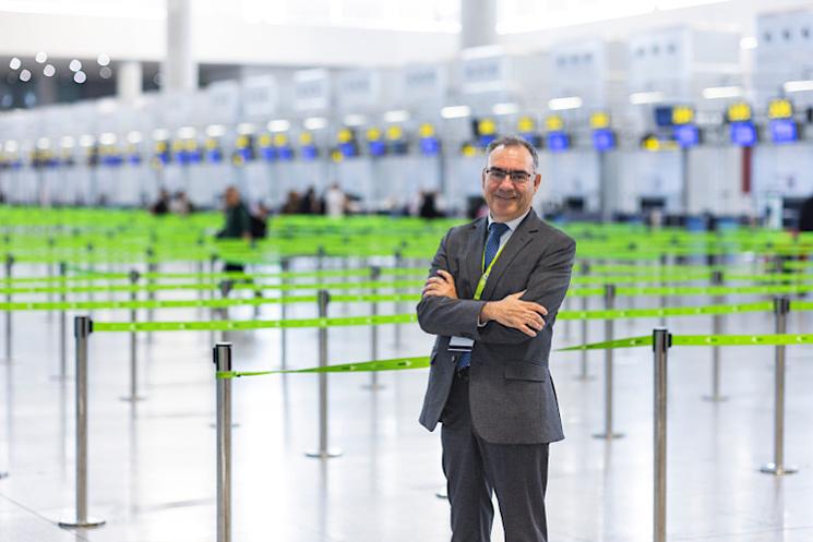 Le directeur de l'aéroport de Málaga-Costa del Sol, Pedro Bendala, pose au T3.