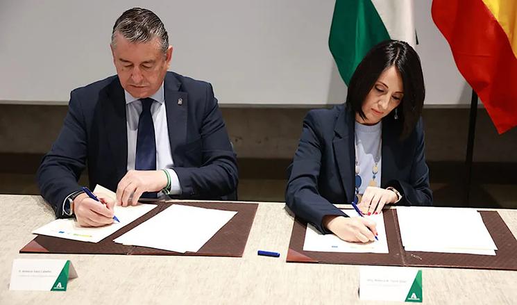 Signature des accords entre le ministre de la Présidence et président de l'Agence numérique d'Andalousie, Antonio Sanz, et la secrétaire d'État à l'Industrie et présidente de l'École d'organisation industrielle (EOI), Rebeca Torró. Photo : Junta de Andalucía.