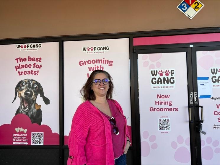 Laurie Técher devant son salon Woof Gang Bakery & Grooming à Highlands Ranch, dans le Colorado, quelques semaines avant son ouverture officielle. Crédit : Fiona Dumas / LePetitJournal.com