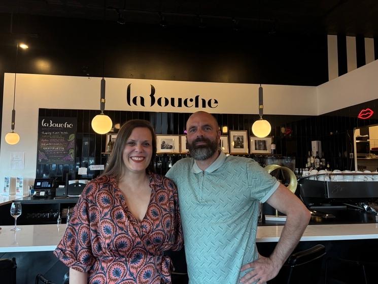 Alexandra Le Porhiel et Alexis Tréton dans leur bar à vin et tapas La Bouche, à Denver. Crédit : Fiona Dumas