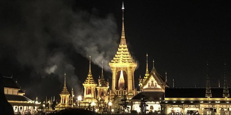 De la fumée s’échappe du bucher funéraire royal jeudi soir alors le corps du roi Bhumibol est incinéré (Photo AFP-STR)