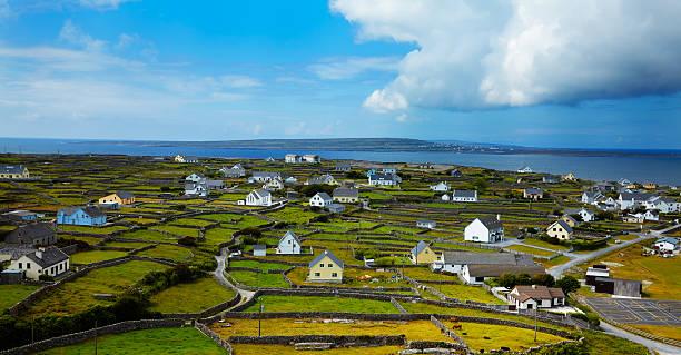 Village sur l'île d'Iris Mor en Irlande