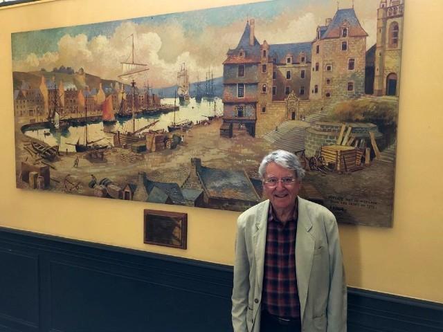 Jean-Claude Breton devant le tableau Départ pour les Indes à Morlaix