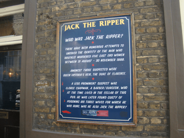 Une plaque parlant de Jack the Ripper à Londres. 