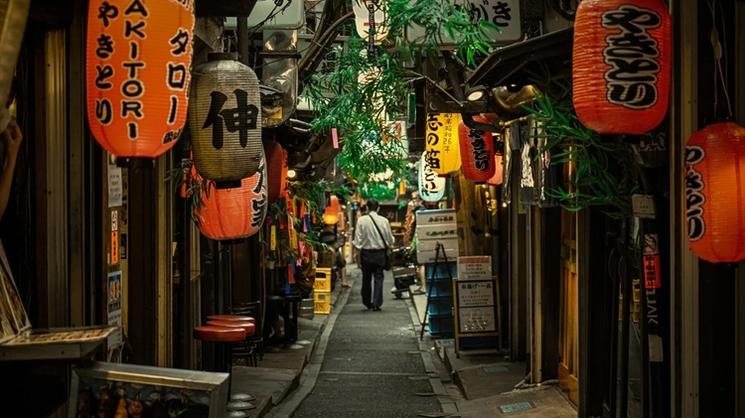homme dans une rue au japon