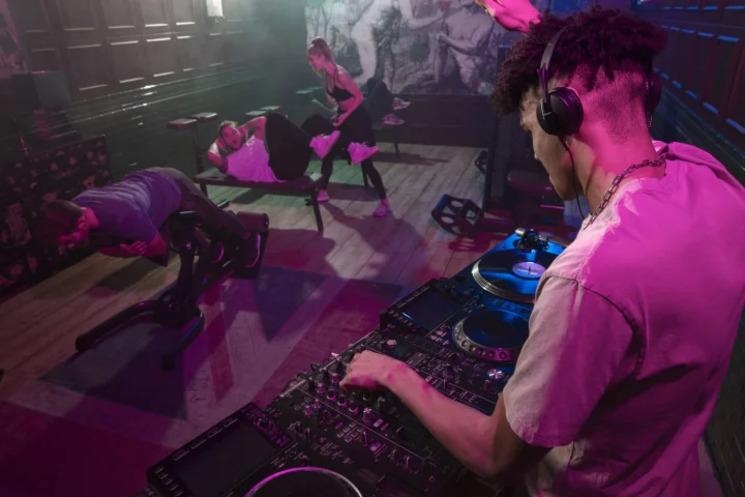 salle de sport John Reed avec un DJ