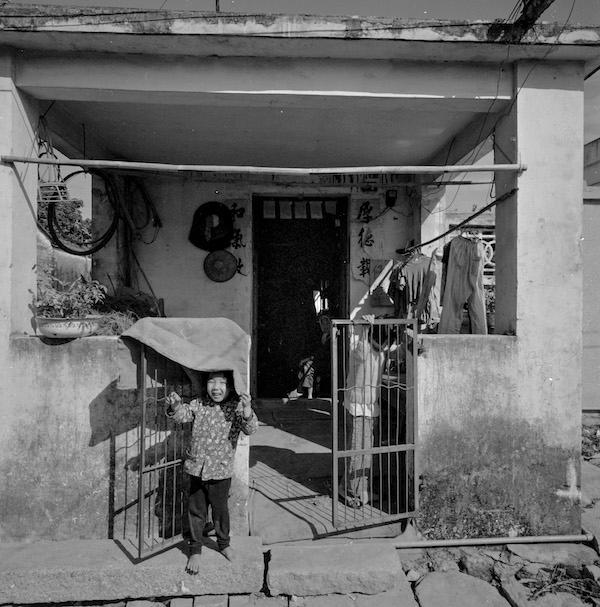 Joseph Fung enfant sur une terrasse de Shezhen, 1982