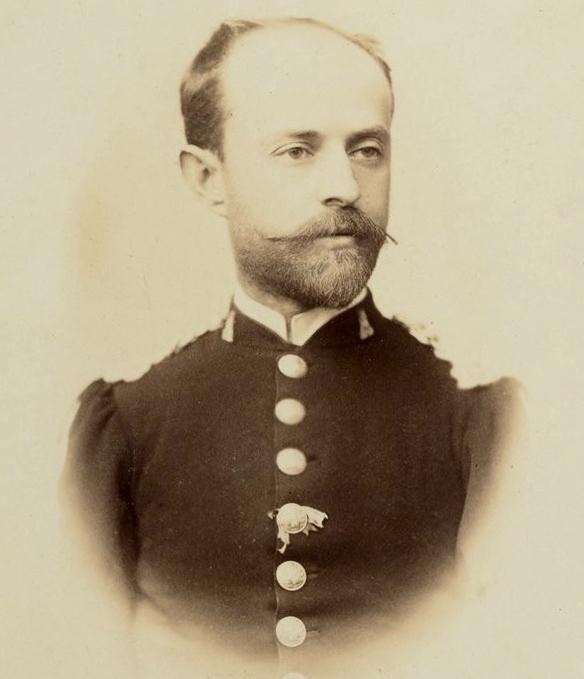 une photo en noir et blanc d'un homme avec une moustache et un uniforme