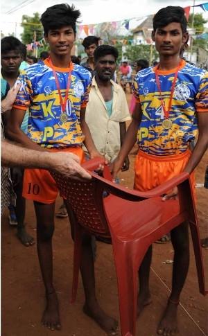 Les gagnants du tournoi de Kabbadi et leur trophée une chaise en plastique