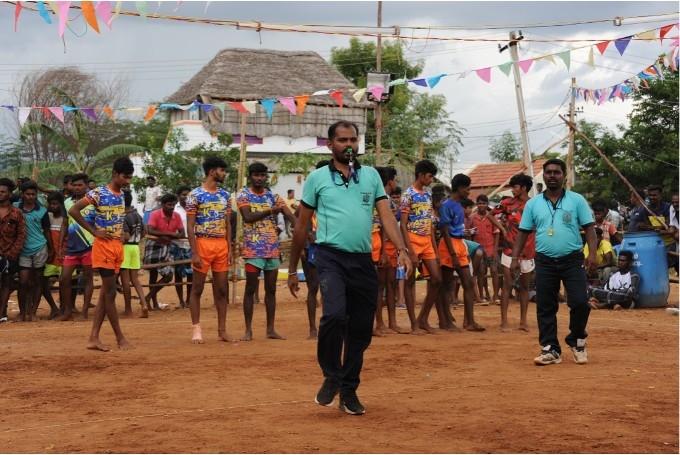 un arbitre de Kabbadi en pleine action