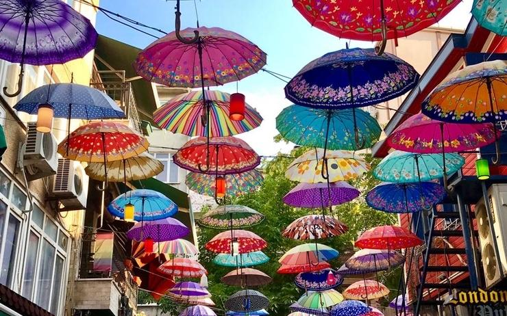 Des parapluies colorés à Kadıköy, le quartier le plus cool d'Istanbul