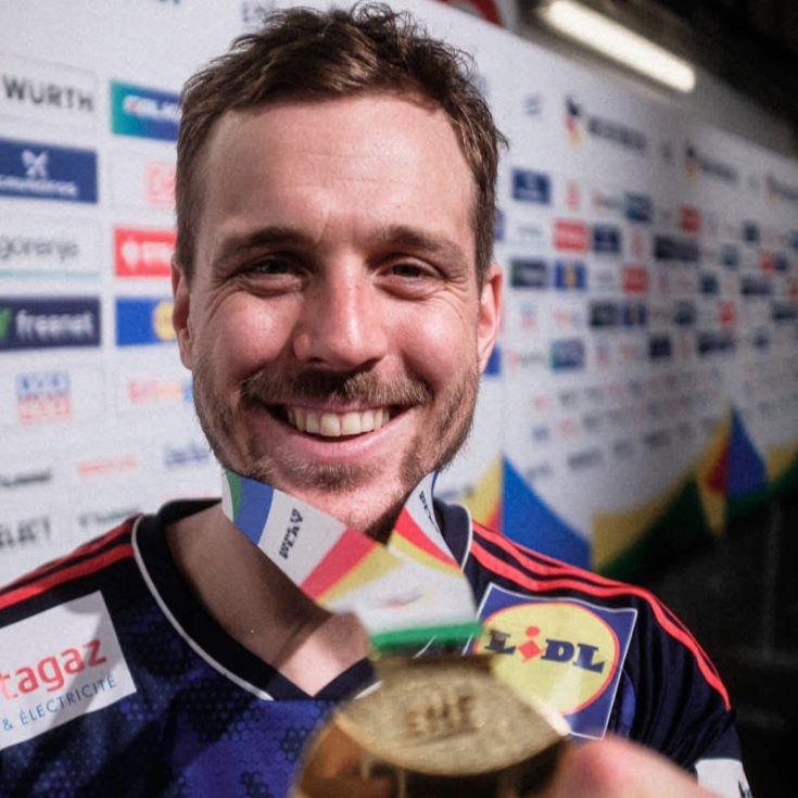 Kentin Mahé avec sa médaille d'or au championnat d'Europe de handball