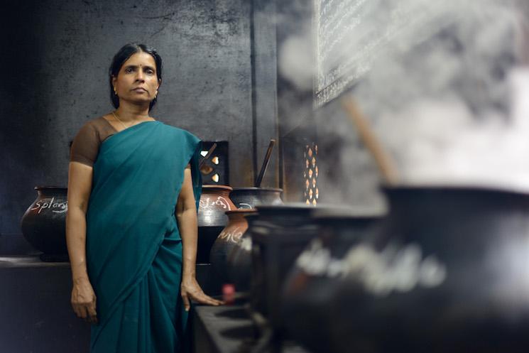 Femme posant devant des pots de préparations ayurvédiques