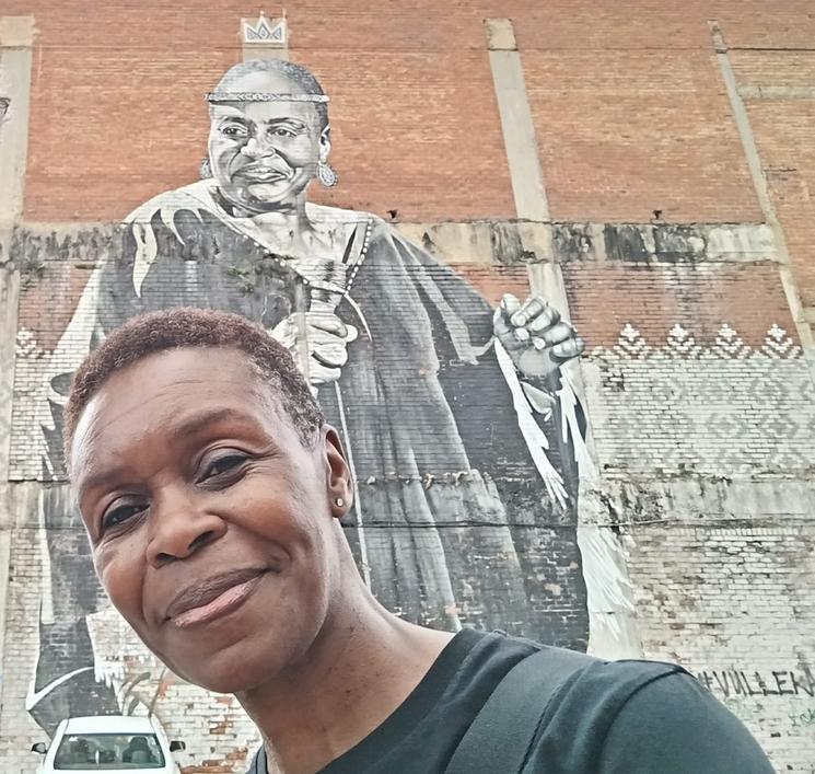 Kidi BEBEY devant Myriam MAKEBA